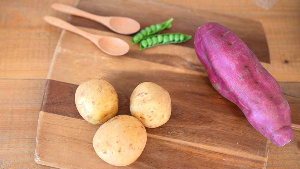 天然添加物の由来となる、じゃがいもやさつまいもなどの自然な野菜