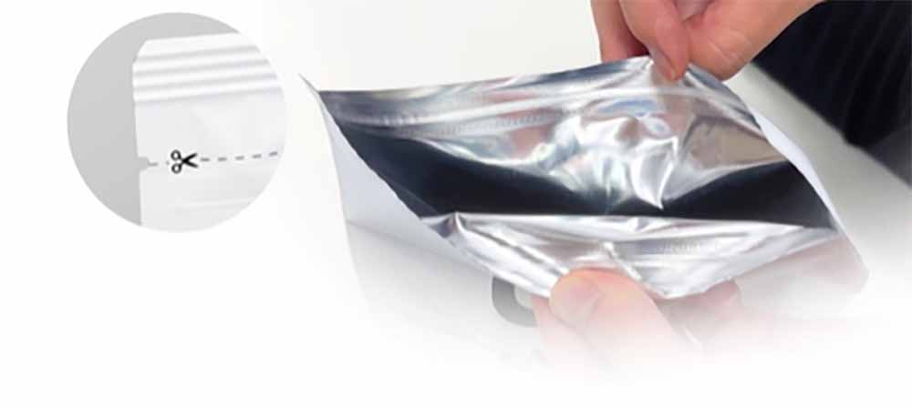 ドッグフードの酸化を防ぎ鮮度を守る、遮光性の高い素材を採用したパッケージの内側とジッパー部分のアップ