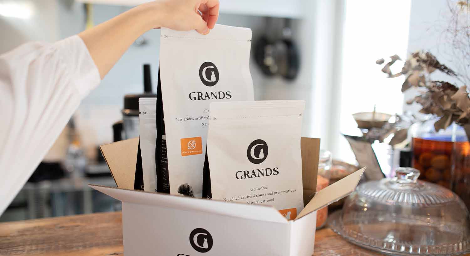 今日はどのグランツの味にしようかとパッケージを手に取り悩んでいる人