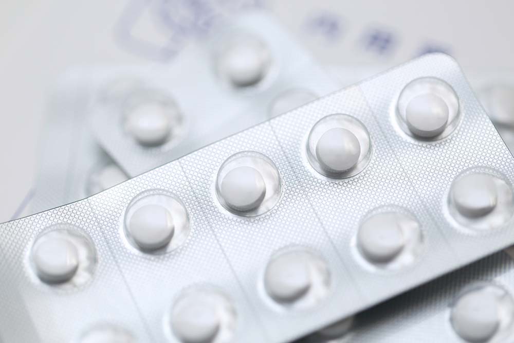 処方された錠剤のシート。抗ヒスタミン薬やステロイド薬など、アレルギー症状を抑える薬物療法のイメージ。