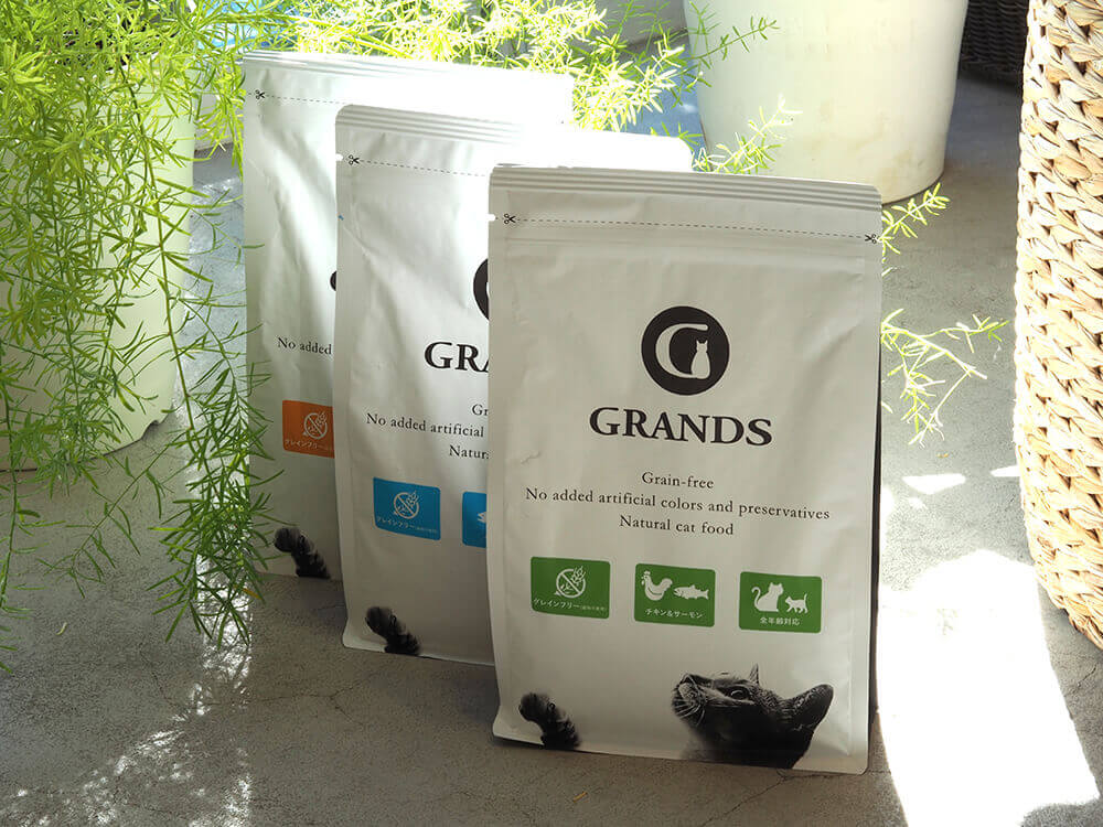 植物とともにグランツのパッケージがテーブルに置かれている様子を撮影した画像