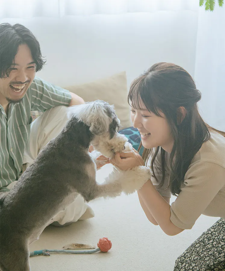 室内で愛犬とくつろぐ家族