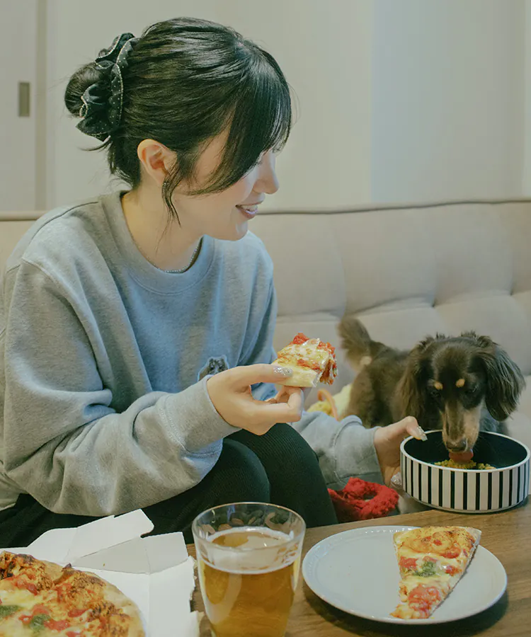 愛犬と一緒に食卓を囲む家族