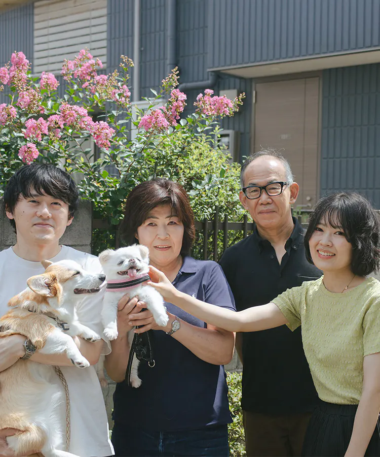 2頭の愛犬と一緒に過ごす家族