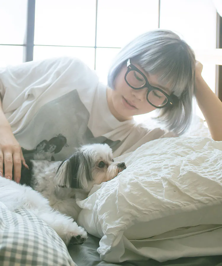 ベッドで愛犬とくつろぐ家族