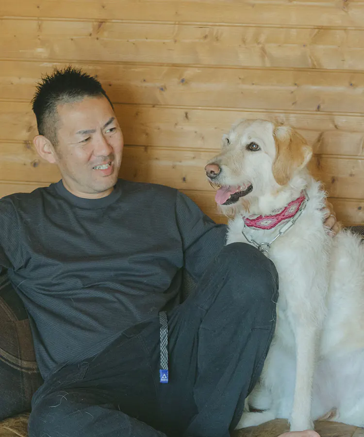 愛犬とソファでくつろぐ家族