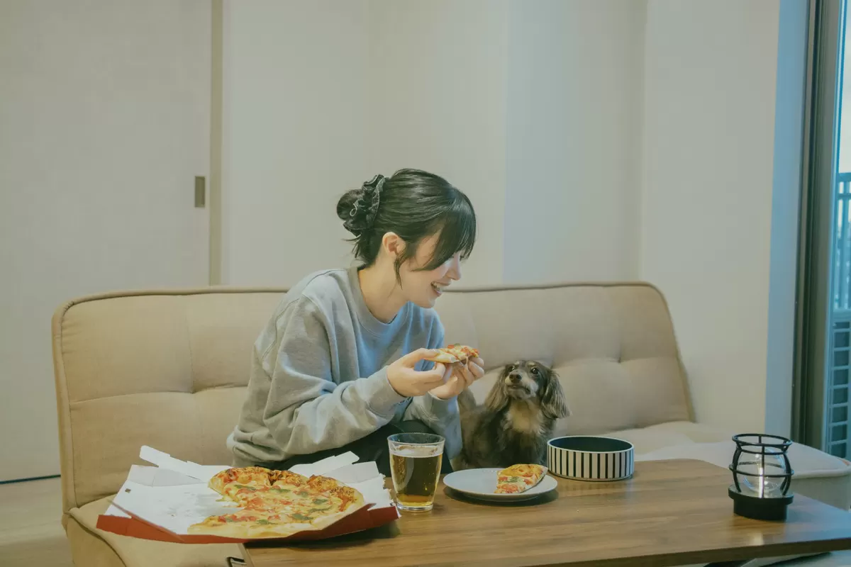 愛犬と一緒に食卓を囲む飼い主