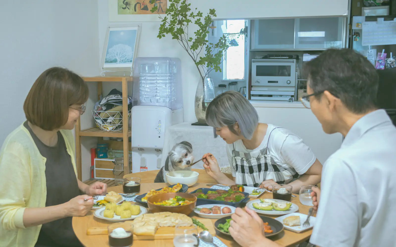 愛犬と一緒に食卓を囲む家族
