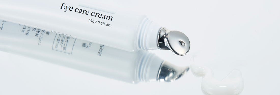 ひと塗りで目元も、口元も。<br>2大ゾーンを狙い撃ちする専用ヘッド採用