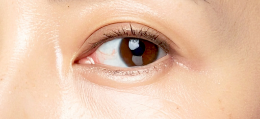 広い面で「くま・むくみ」など疲れが出やすい目元をすっきりなめらかに整える