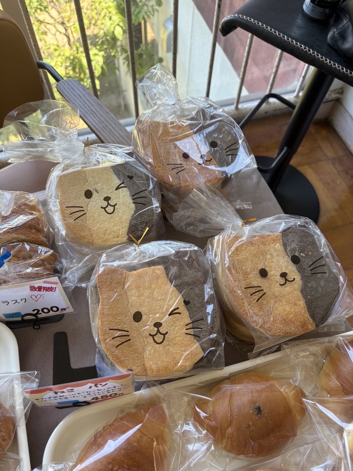 下関市長府「ぱぱん。ルポ」さんの猫パン。思わず笑顔になります。