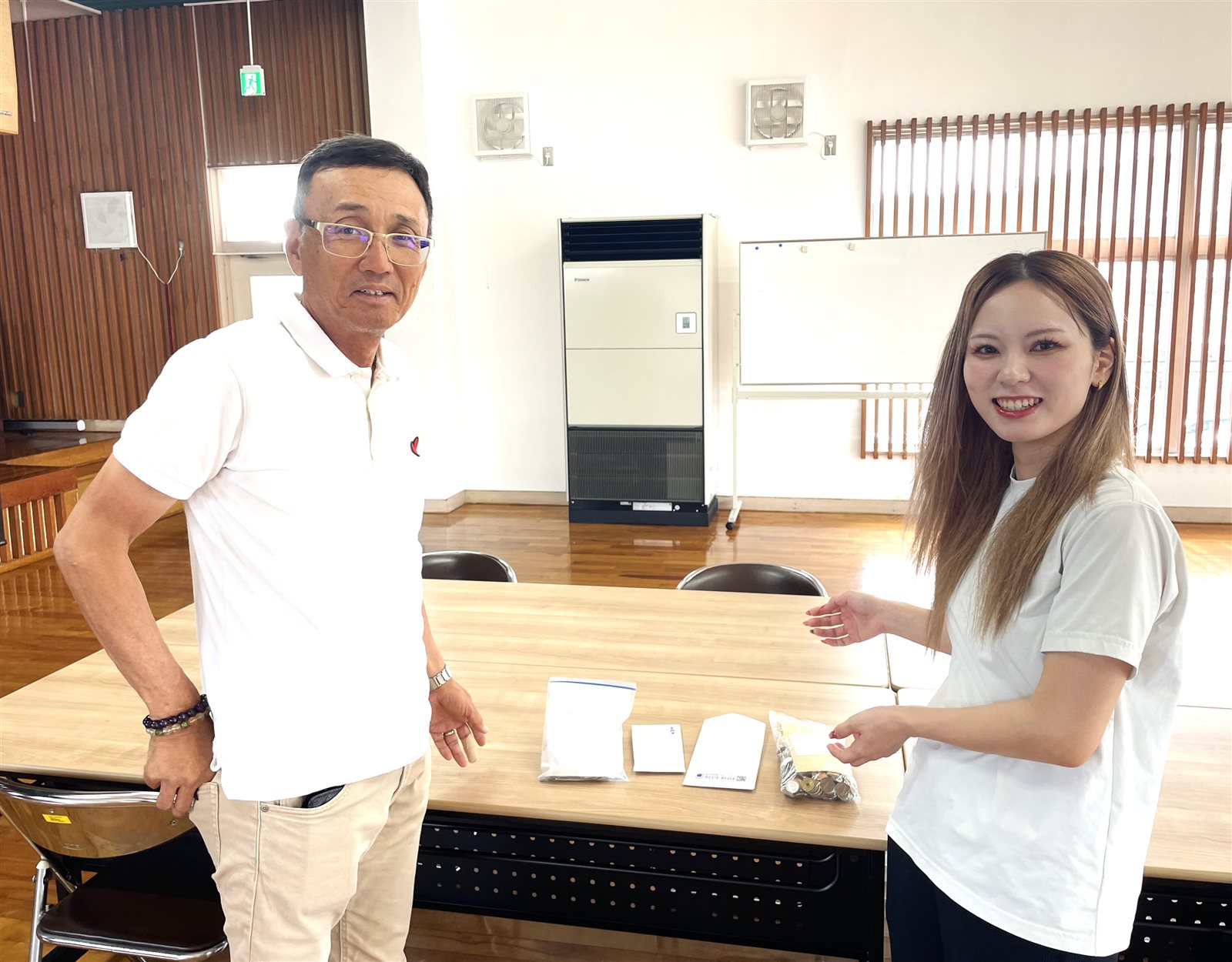 集まった募金をお預かりする場面