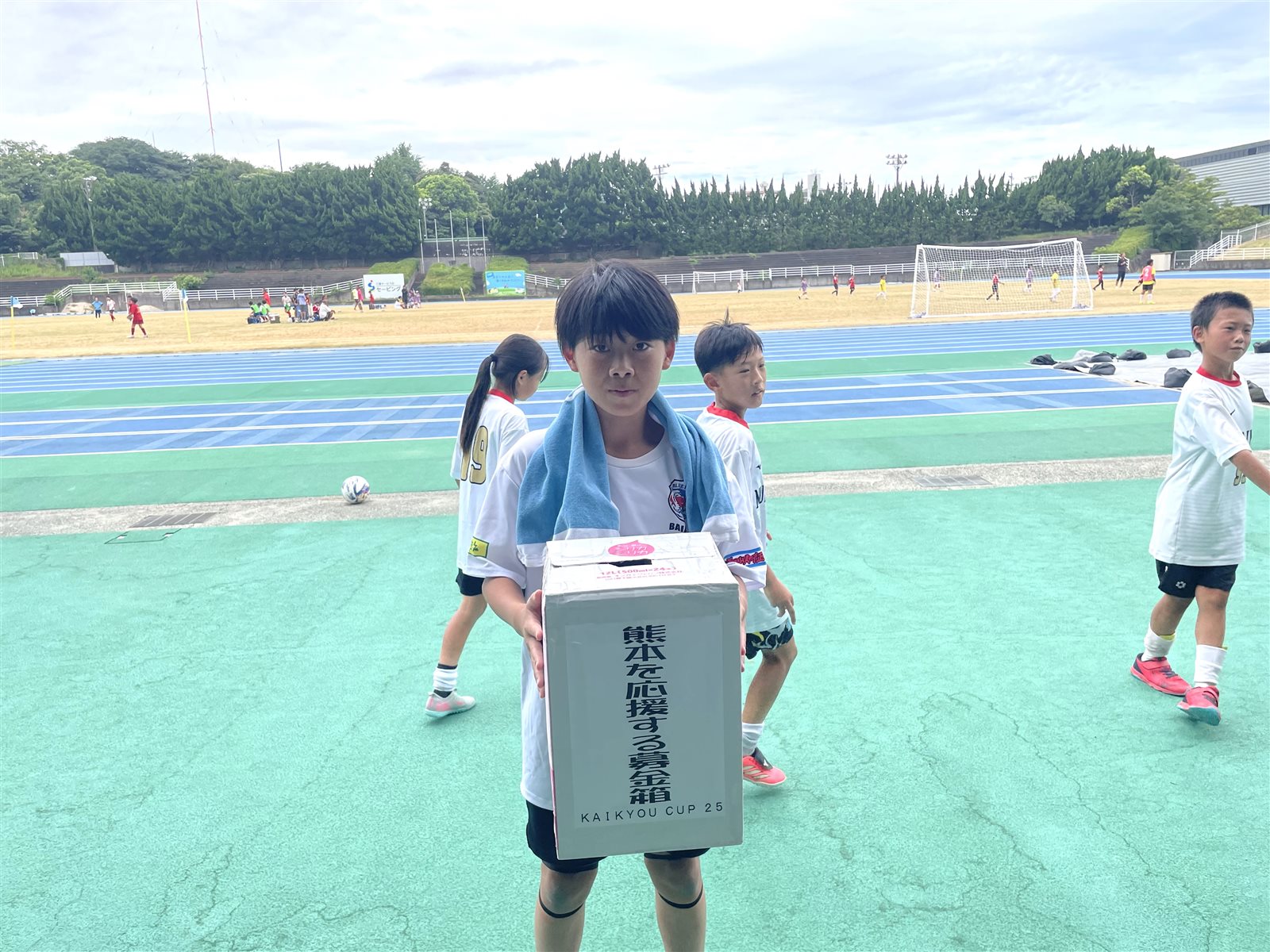 募金箱を持って回る子どもたち