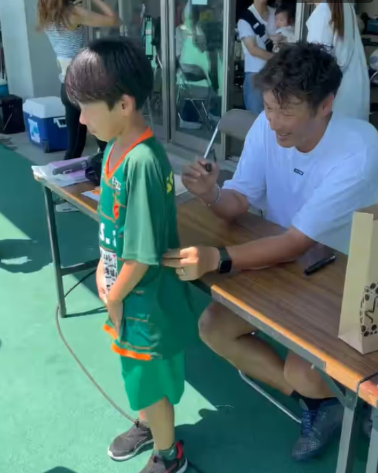 去年、子どもにサインする巻誠一郎さん