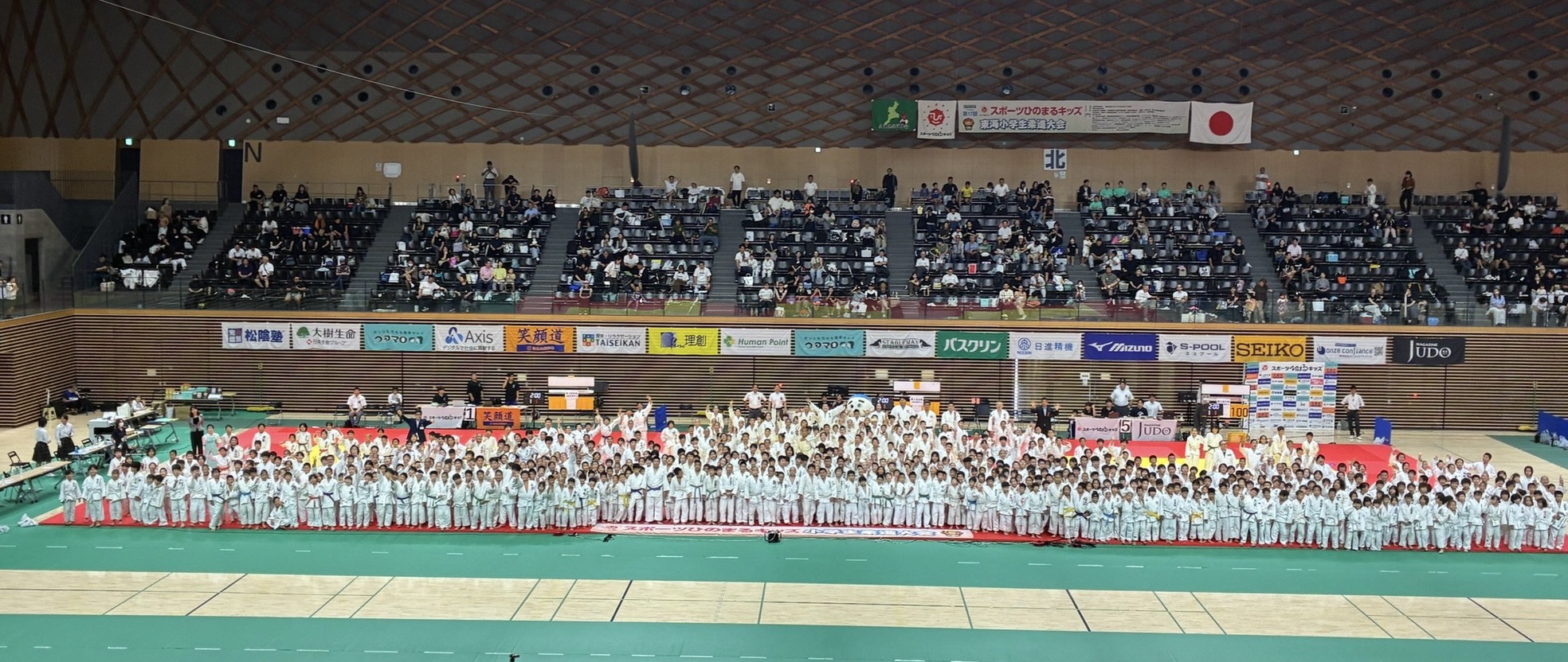 720組が畳の上に並んだ会場全景