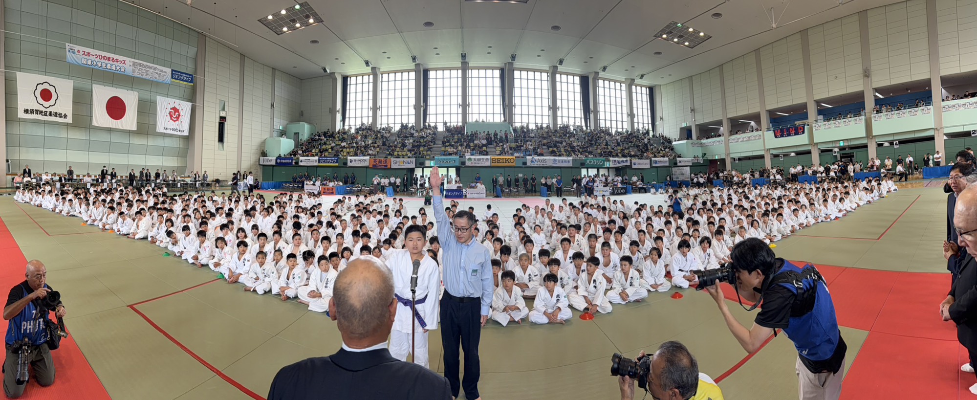 関東小学生柔道大会の開会式で畳の上に整列した子どもたち