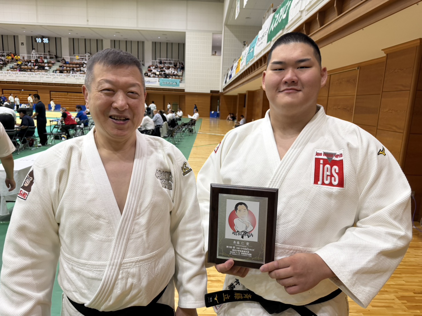 「斉藤仁賞」の盾を手にする斉藤立選手
