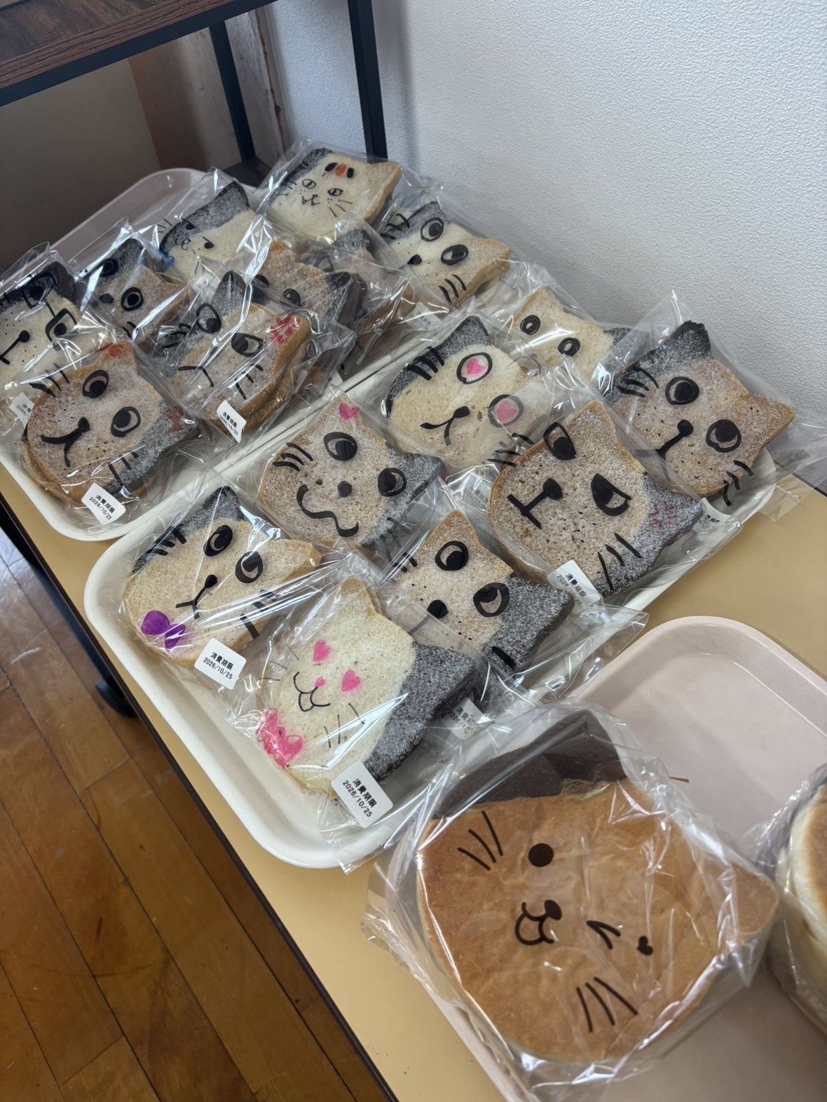 ぱぱん。ルポさんの猫の顔の形をしたパン