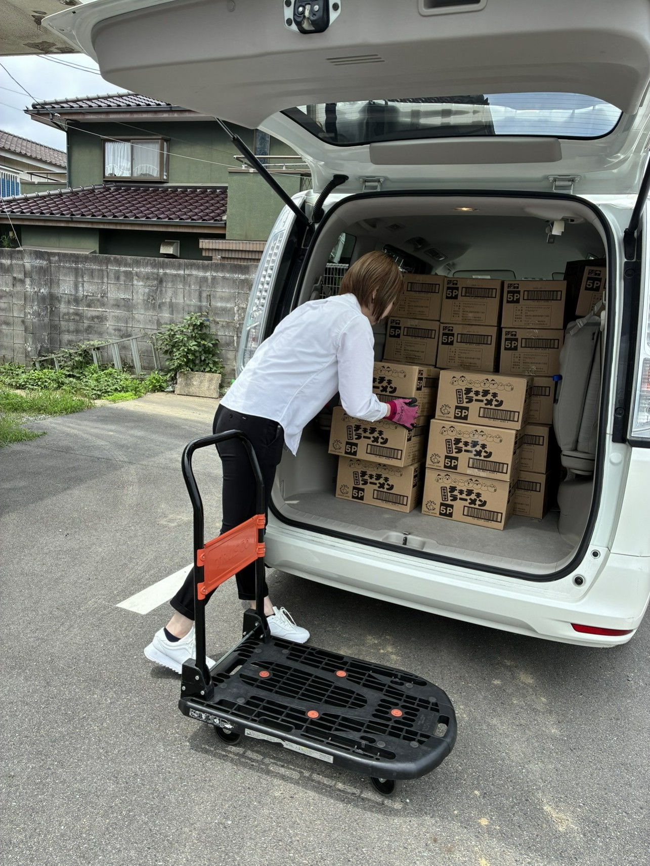 4000食を子どもたちのもとへ運ぶ