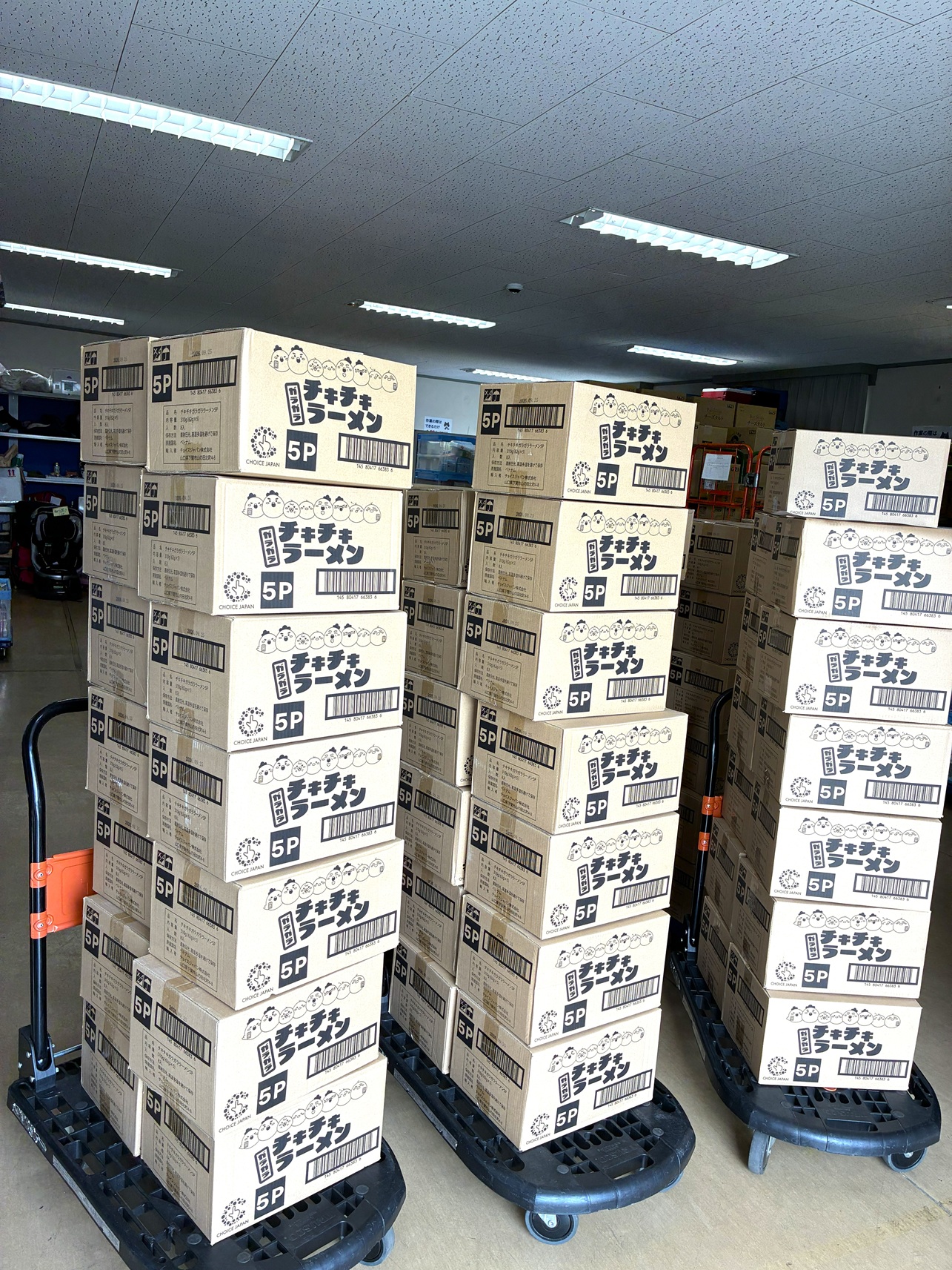 フードバンクへ食品を搬入する様子