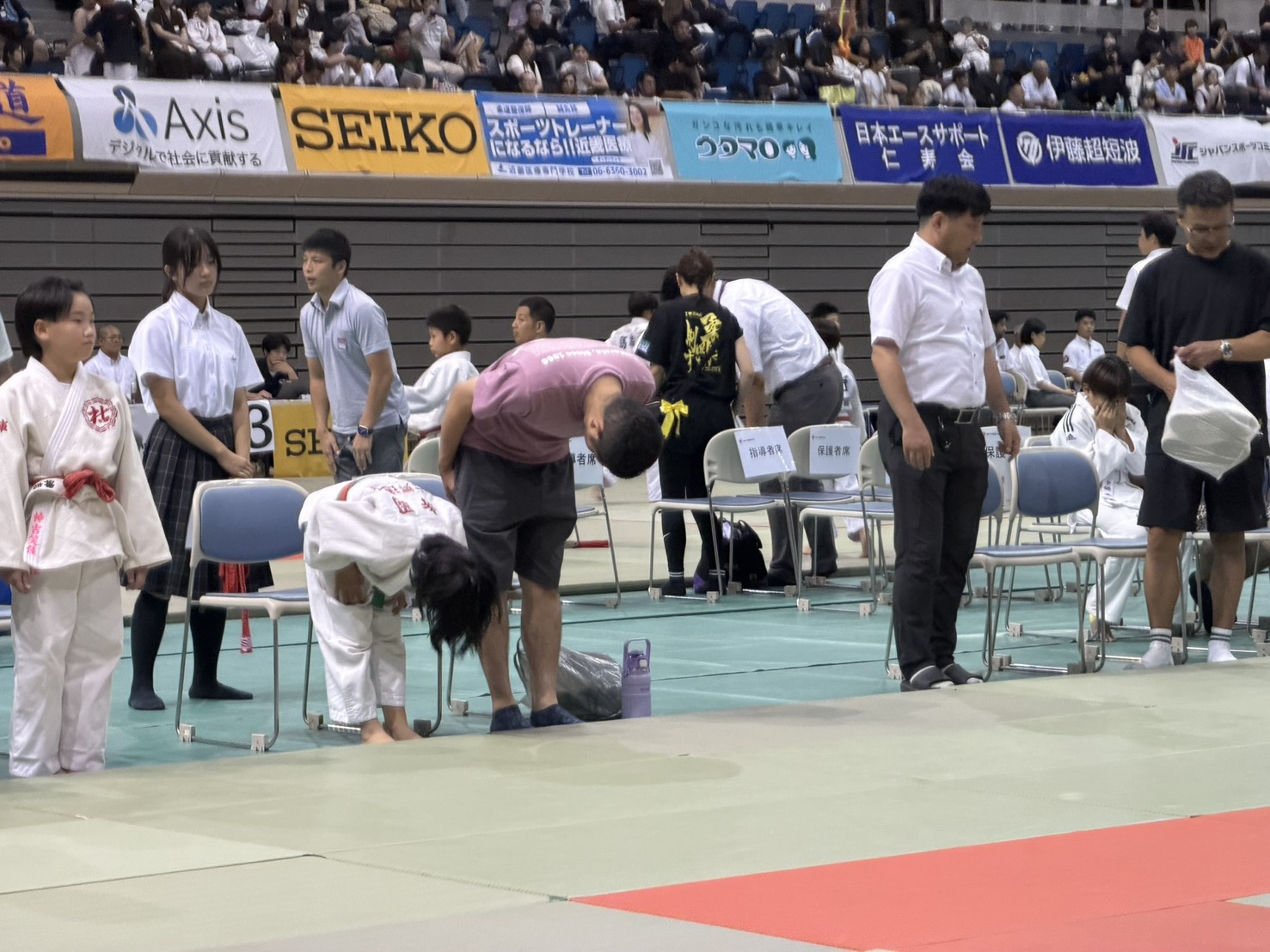 試合を終えた子どもに寄り添う大人