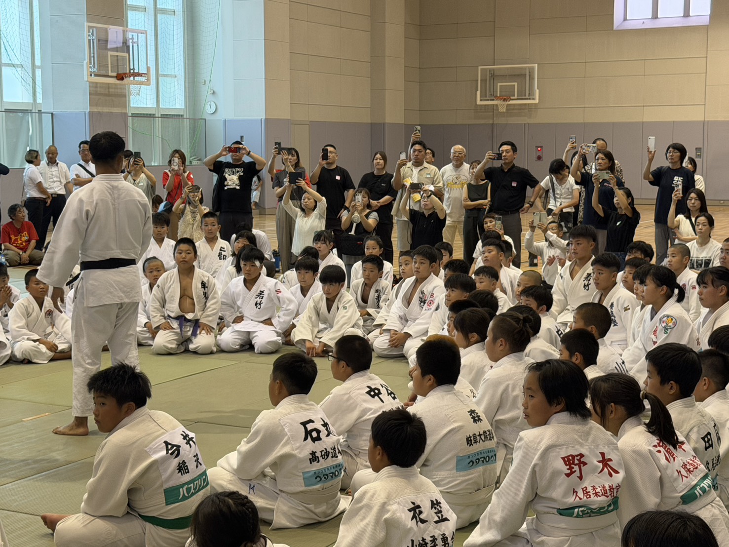 一流の先生方の話に正座で聞き入る子どもたち