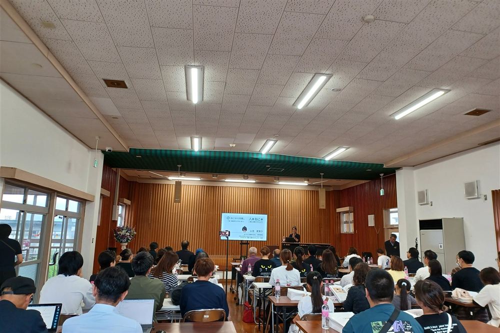 講座に聞き入る参加者で埋まった会場
