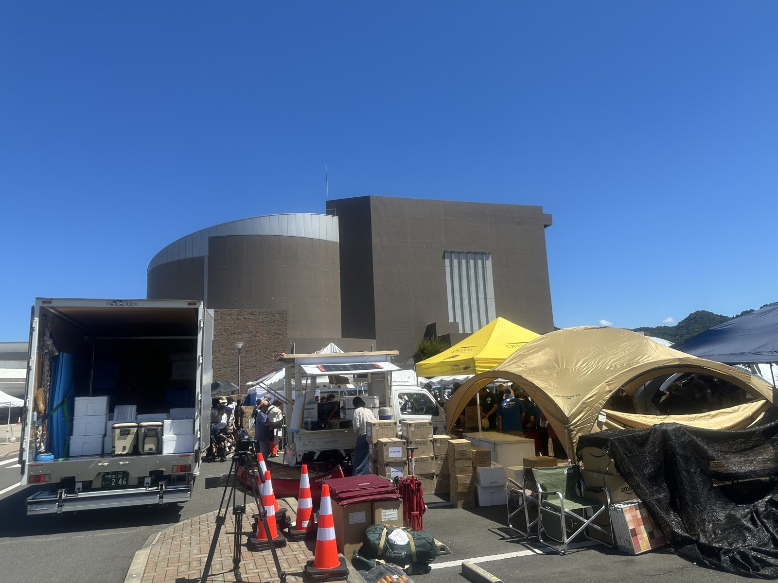 会場に到着したトラックと防災拠点センターの建物