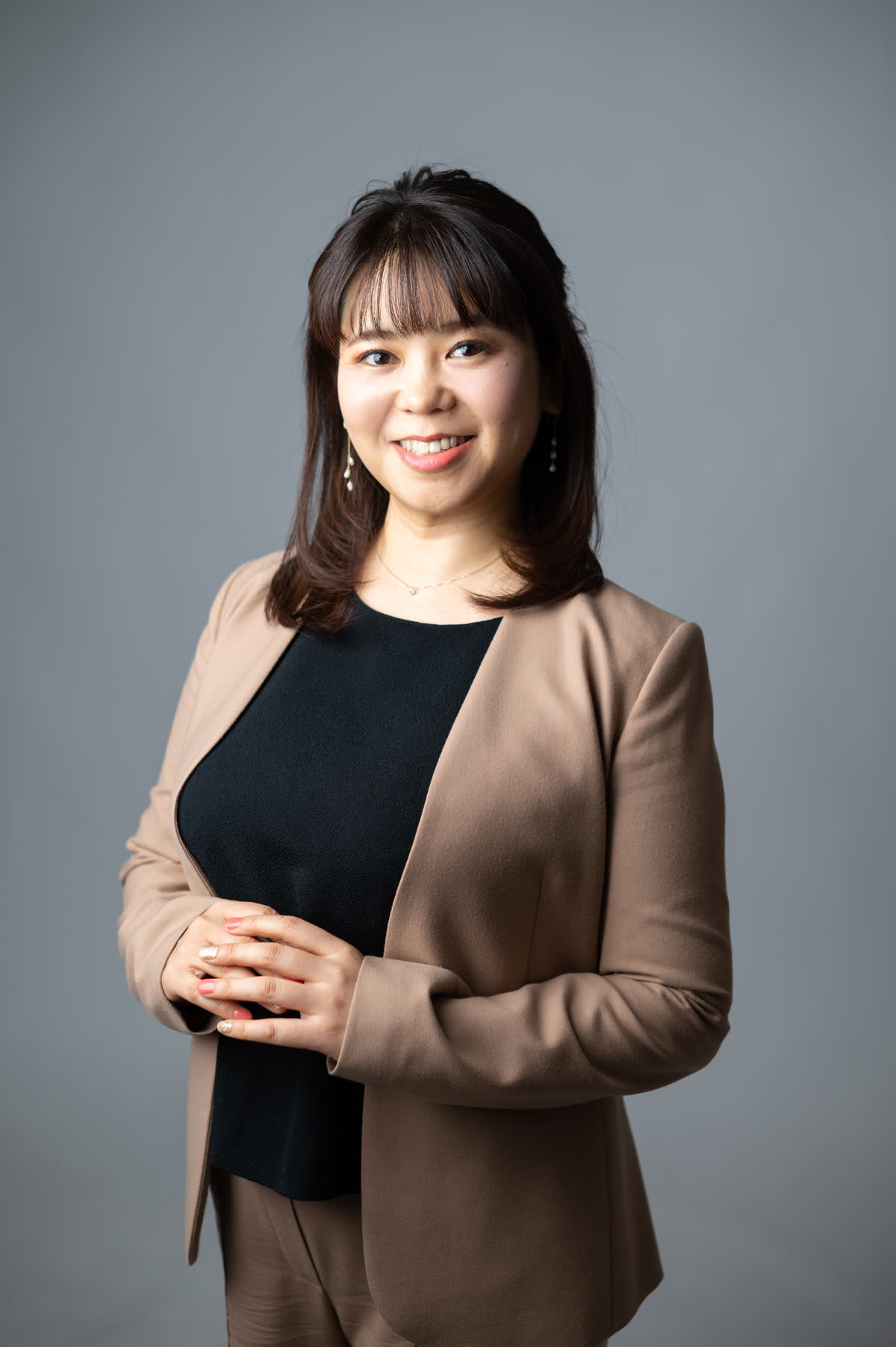 美腸活アドバイザー 須本愛子先生。株式会社Buchiii. 代表取締役、日本美腸協会EXE認定講師。便秘改善専門サロン＆スクールで5,000人以上の腸活を直接サポート。