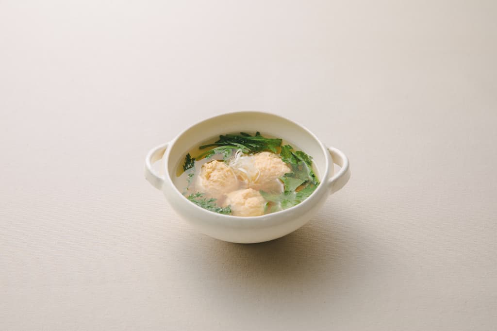だしのうま味が広がる<br>鶏団子と春菊のスープ