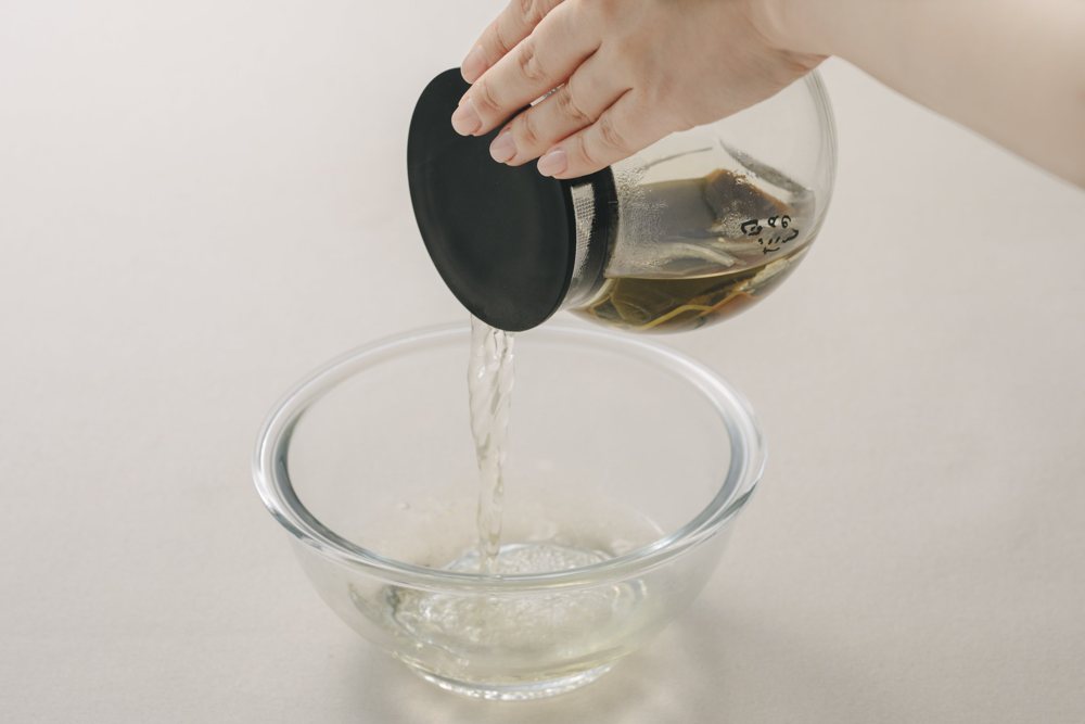 フタをしたまま、だしを注ぐ