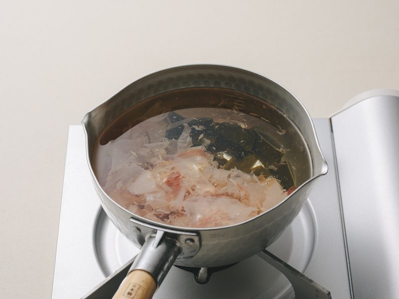 鍋に水と昆布、花かつおを入れたところ