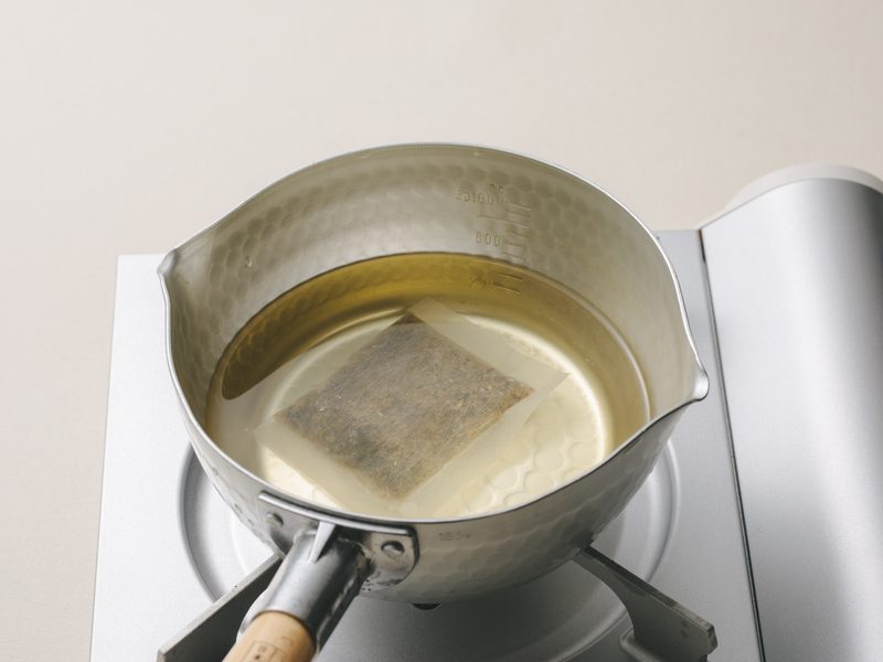 だしパックを煮出しているところ