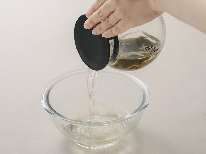 フタをしたまま注ぐところ