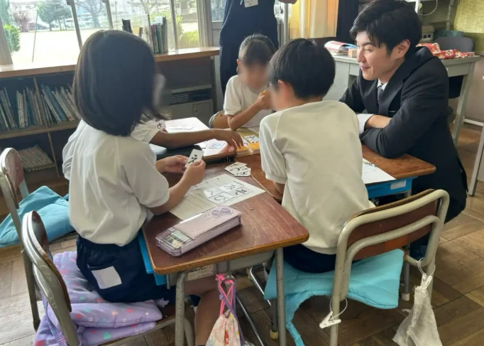施設でひらがじゃんを遊ぶ子どもたち