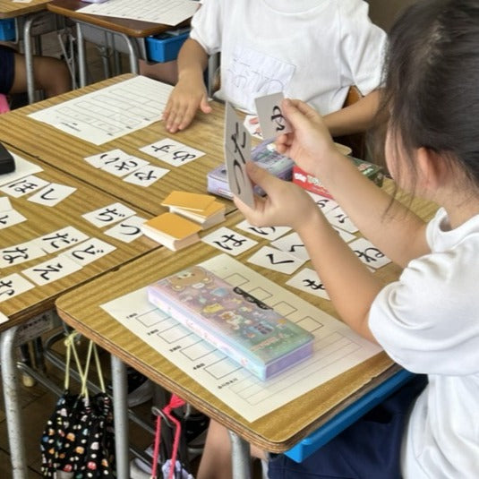 教育現場でひらがじゃんを使う様子
