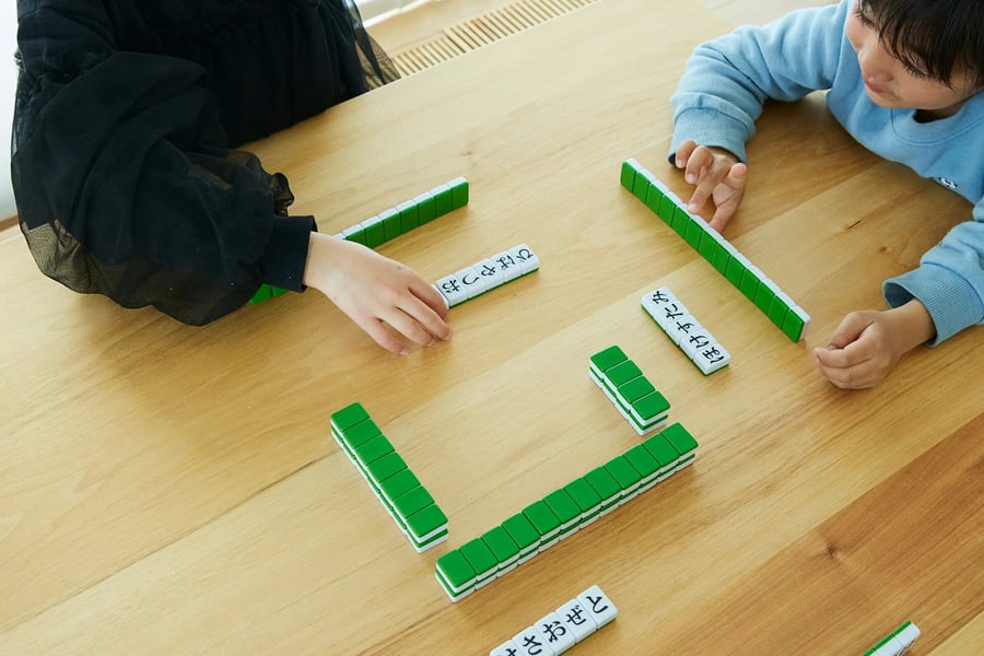 牌版で遊んでいる手元