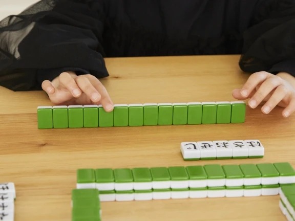 牌を立てて並べ、あがりの形を作っているところ