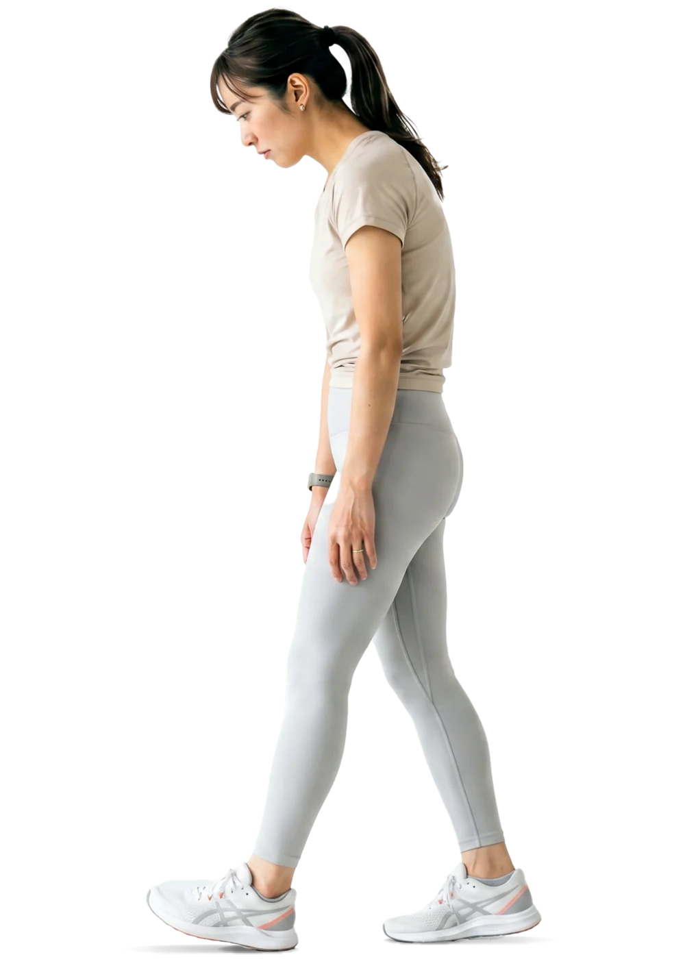 重心がブレた姿勢で歩く女性