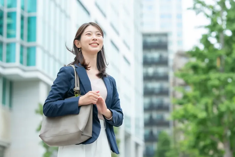 通勤する女性