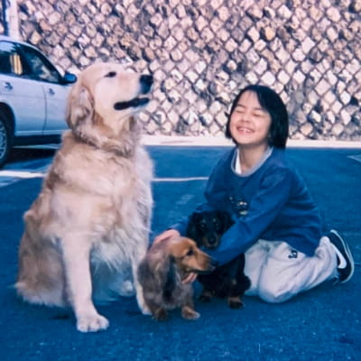 小さい頃のhugboxの社長と先代犬たち