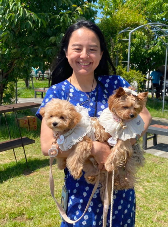 2匹の犬を抱くhugbox社長