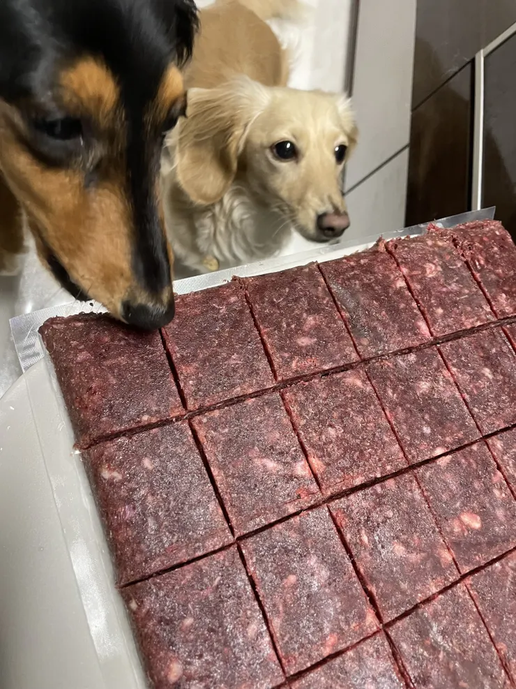 HUGBOXの生食を使いやすい量に小分けしている様子