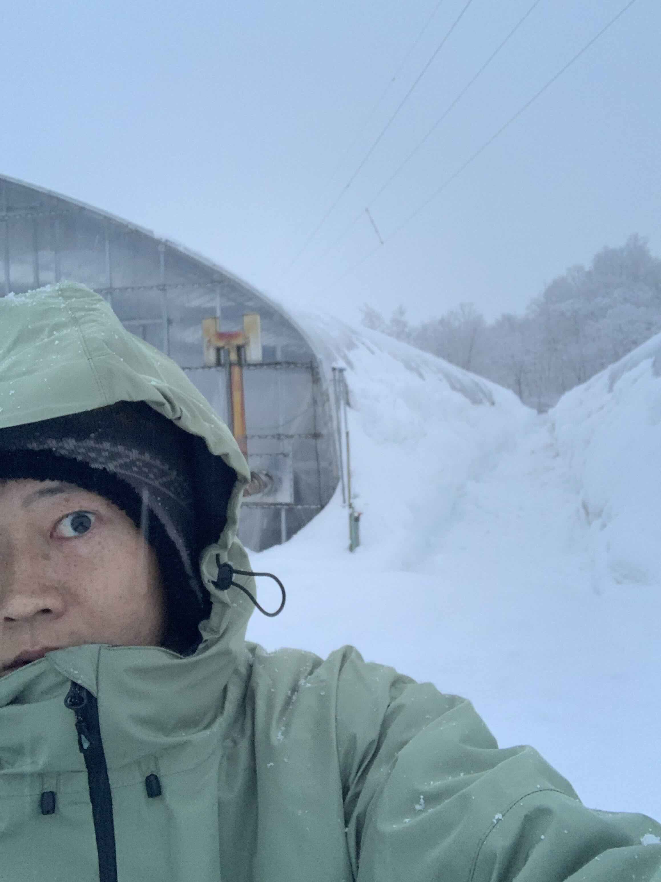 雪の積もる冬の農園