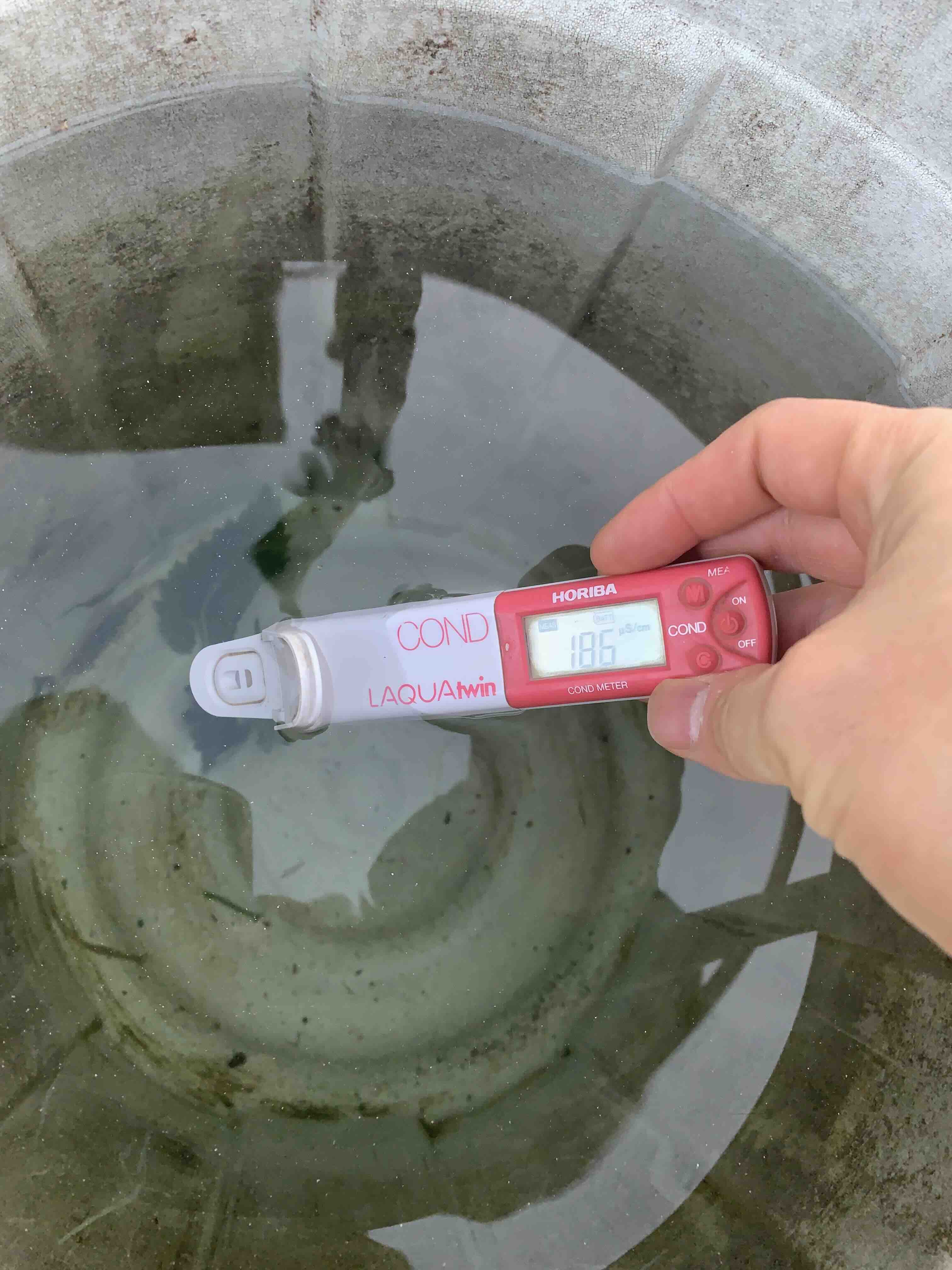 測定器を使って水の状態を数値で確認する仕事