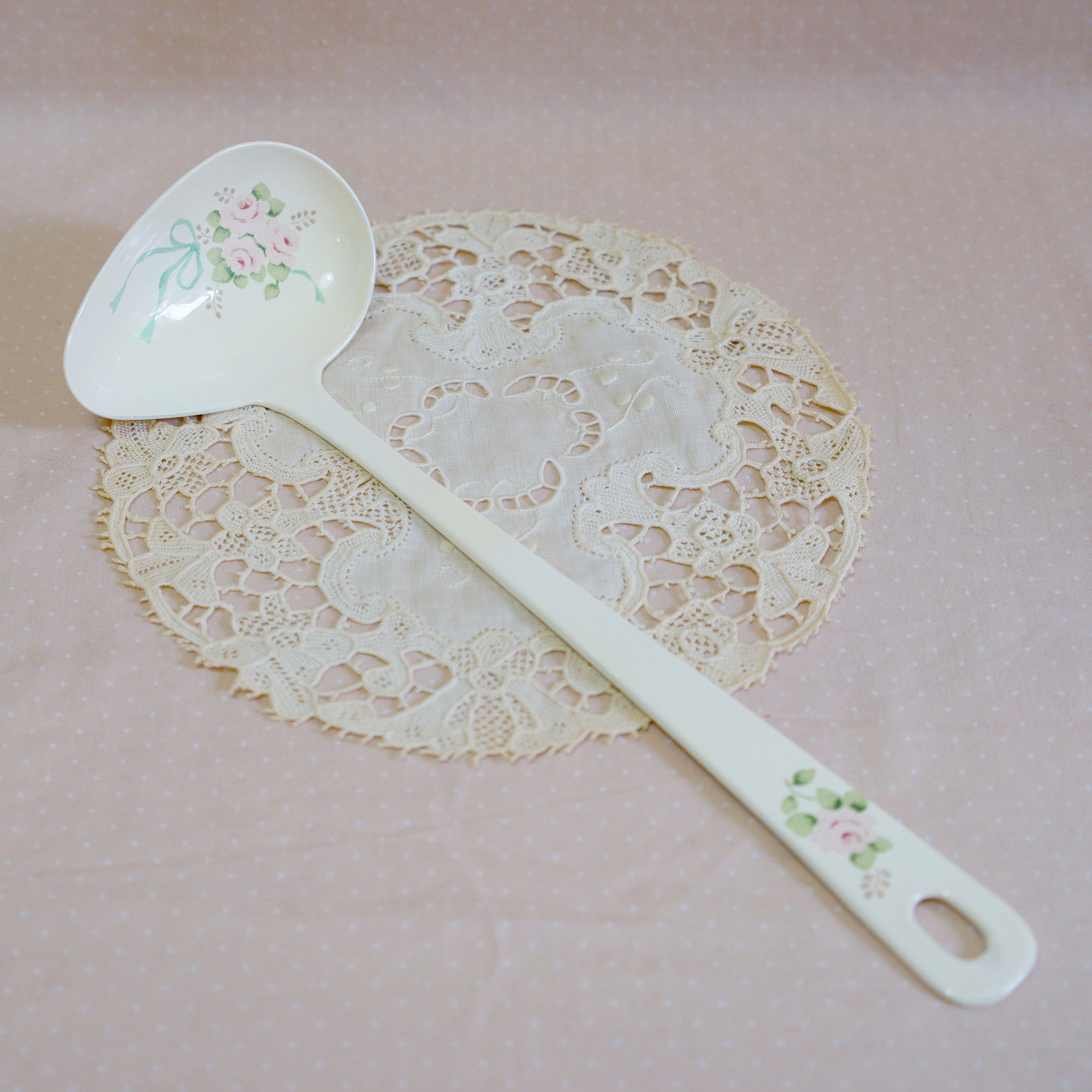 エマ　横口レードルC（クリーム色）