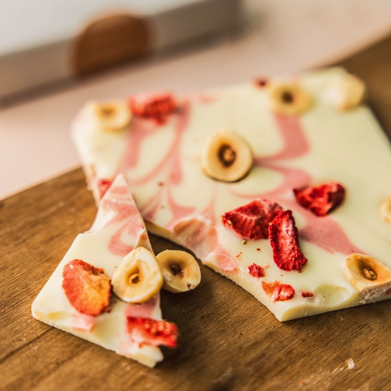 チョコレートバーク  ストロベリー＆ヘーゼルナッツ