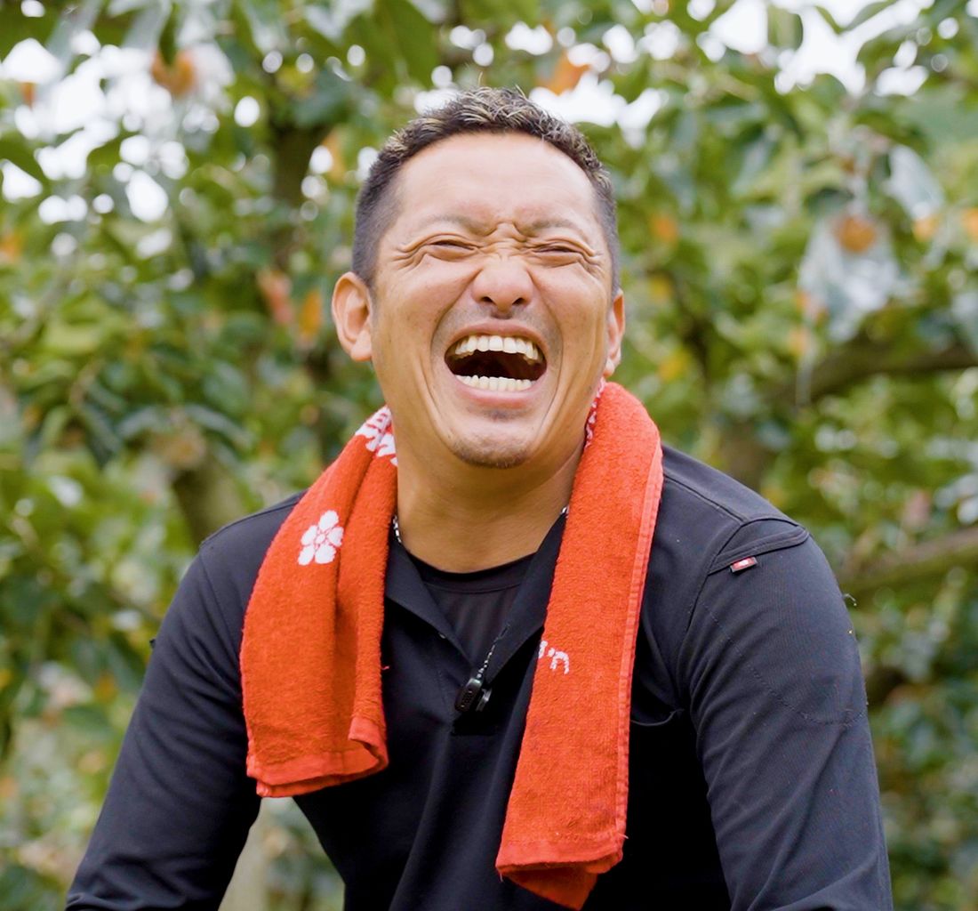 柿畑で大笑いする永本道彦