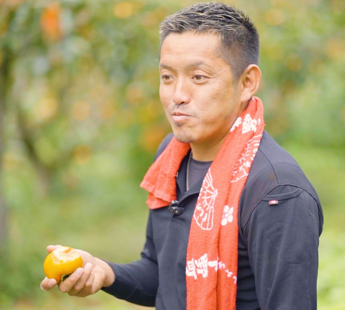 もいだ柿を味わう永本道彦