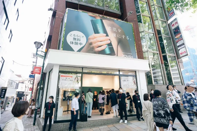 東京・表参道のJOVSポップアップストアに集まる来場者